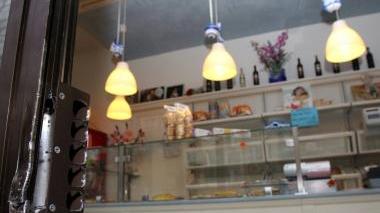 La serratura scardinata del negozio di alimentari, a destra la titolare