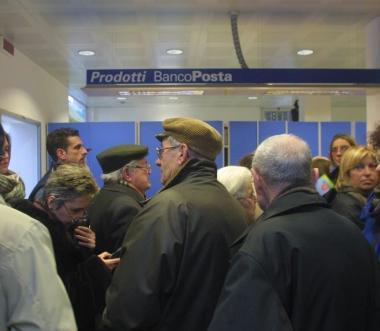 Anziani in coda alle Poste 