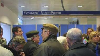 Anziani in coda alle Poste
