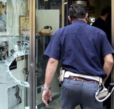 Un agente al lavoro dopo un furto 
