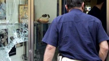Un agente al lavoro dopo un furto