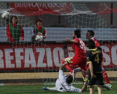 <b>PREPOTENZA</b> Nando Sforzini spinge in rete il pallone del pareggio soffiandolo al portiere Caglioni      