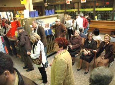 Pensionati in un ufficio postale in attesa di riscuotere l’assegno dell’Inps