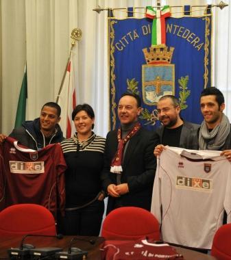 Il nuovo sponsor sulle maglie alla presentazione 