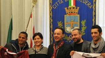 Il nuovo sponsor sulle maglie alla presentazione