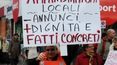 Il lungo corteo di protesta si snoda sull’Aurelia per chiedere interventi contro l’isolamento di Bocca di Magra e Fiumaretta