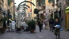 Il centralissimo corso Matteotti addobbato per le festività