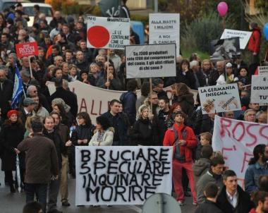 Due scorci del colorato corteo organizzato dal Comitato del no al pirogassificatore della Waste 