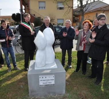 Le autorità e lo scultore durante l’inaugurazione