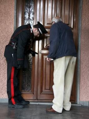 <b>VITTIME.</b> Sopra, Albertina Barsanti e Osvaldo Gherardi, i due anziani che (assieme alla nipote) hanno subito la rapina nella loro villetta di Pozzi A destra, luomo mostra leffrazione della porta 