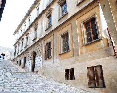 La facciata del liceo in Salita Napoleone 