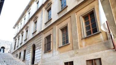 La facciata del liceo in Salita Napoleone