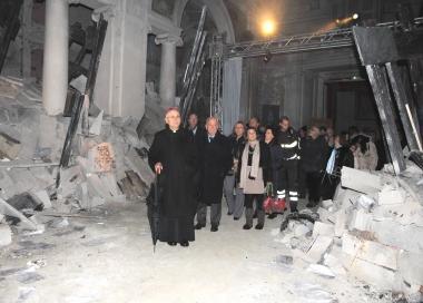 Il vescovo al presepe “Ground Zero” nella chiesa del Crocifisso
