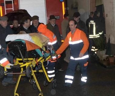 I volontari soccorrono un intossicato da monossido di carbonio in piena notte   