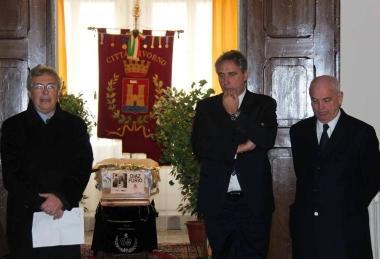 <strong>LA COMMOZIONE. </strong>Sopra Osman Benetti piange davanti al feretro di Diaz. In alto il sindaco Cosimi e il presidente Kutufà all’ingresso della camera ardente allestita ieri in Comune