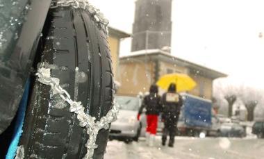 Catene da neve montate sulla ruota di unauto E scattato lobbligo di averle a bordo 