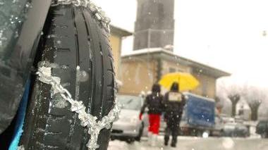 Catene da neve montate sulla ruota di un’auto E’ scattato l’obbligo di averle a bordo