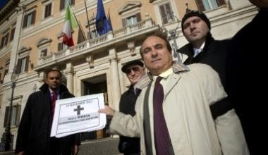 Caso Scilipoti: «La questura ci ha chiesto di accompagnare il parlamentare»