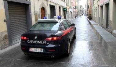 Giovane derubata in un negozio prova le scarpe, sparisce la borsa