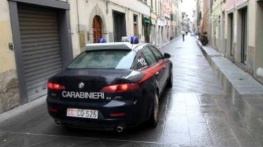 Giovane derubata in un negozio prova le scarpe, sparisce la borsa
