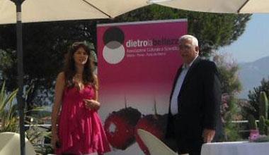 La candidata in fuxia mette a rumore il Forte