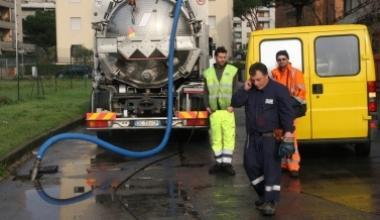 Camion perde gasolio per vari chilometri