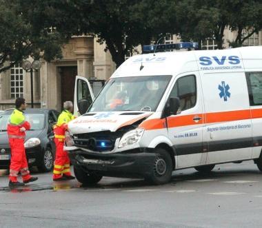 Lambulanza della Svs ammaccata dopo lo scontro  