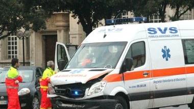 L’ambulanza della Svs ammaccata dopo lo scontro