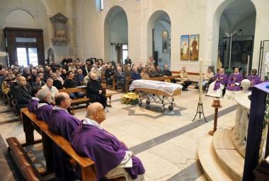 L'ultimo saluto a monsignor Pini