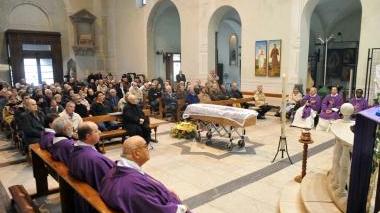 L'ultimo saluto a monsignor Pini