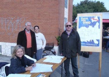 Il gazebo dei sostenitori del referendum per il Comune unico 