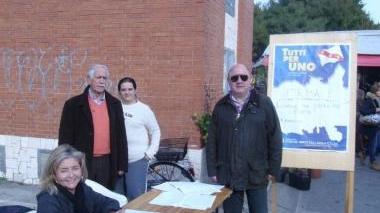 Il gazebo dei sostenitori del referendum per il Comune unico