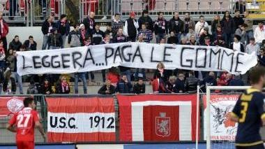 <b>STRISCIONE</b> La Curva nord sollecita un giocatore ex Grosseto a saldare i debiti