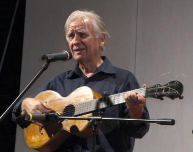 Mauro Chechi sul palco con la sua chitarra 