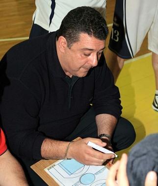 Il tecnico della Meridien Monsummano Marco Baldini spiega i suoi schemi di gioco alla squadra biancobl&ugrave;             