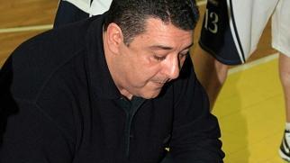 Il tecnico della Meridien Monsummano Marco Baldini spiega i suoi schemi di gioco alla squadra biancoblù