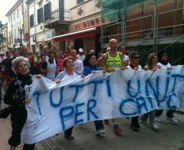 Lo striscione esposto alla testa della corsa podistica in scena ieri sulle strade di Campo