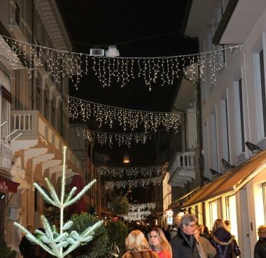 <b>VIA BATTISTI.</b> Le luci allestite nella zona mercato 