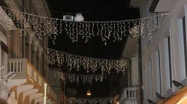 <b>VIA BATTISTI.</b> Le luci allestite nella zona mercato
