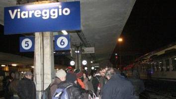 In attesa del treno alla stazione di Viareggio
