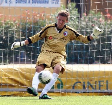 Un rinvio del portiere del Borgo Matteo Grandi   
