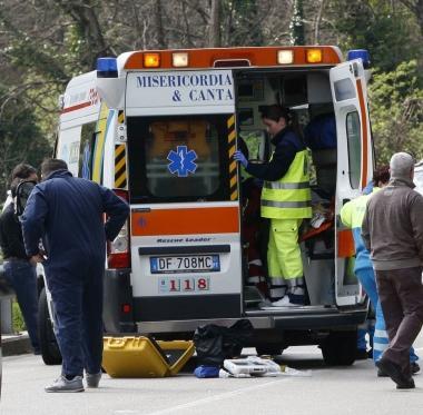 Il reparto di rianimazione di Cisanello e unambulanza sul luogo di un incidente stradale 