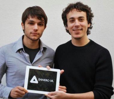 Matteo Morelli e Andrea Mori e, a fianco un modello di i-phone  