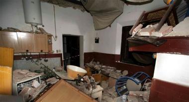 A destra linterno della casa sotto lesterno e le bombole 