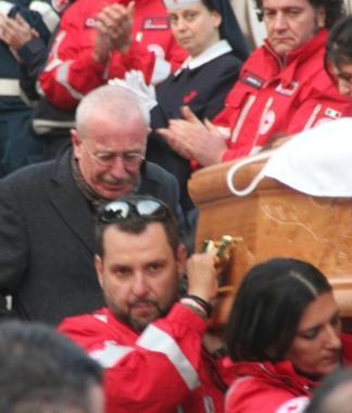 Gli amici della Croce Rossa la portano in spalla