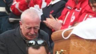 Gli amici della Croce Rossa la portano in spalla