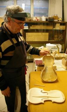 Nelle immagini Mario Cioni e alcune fasi delle sue opere darte       