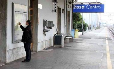 Un uomo consulta le bacheche con lorario dei treni Ieri, nonostante il cambiamento, era sempre gli stessi 