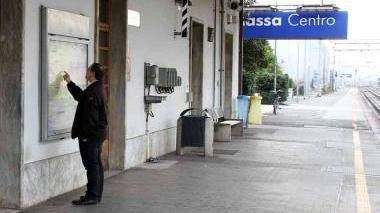 Un uomo consulta le bacheche con l’orario dei treni Ieri, nonostante il cambiamento, era sempre gli stessi