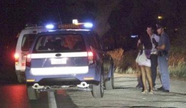 Una pattuglia della Polizia mentre controlla alcune prostitute di strada 